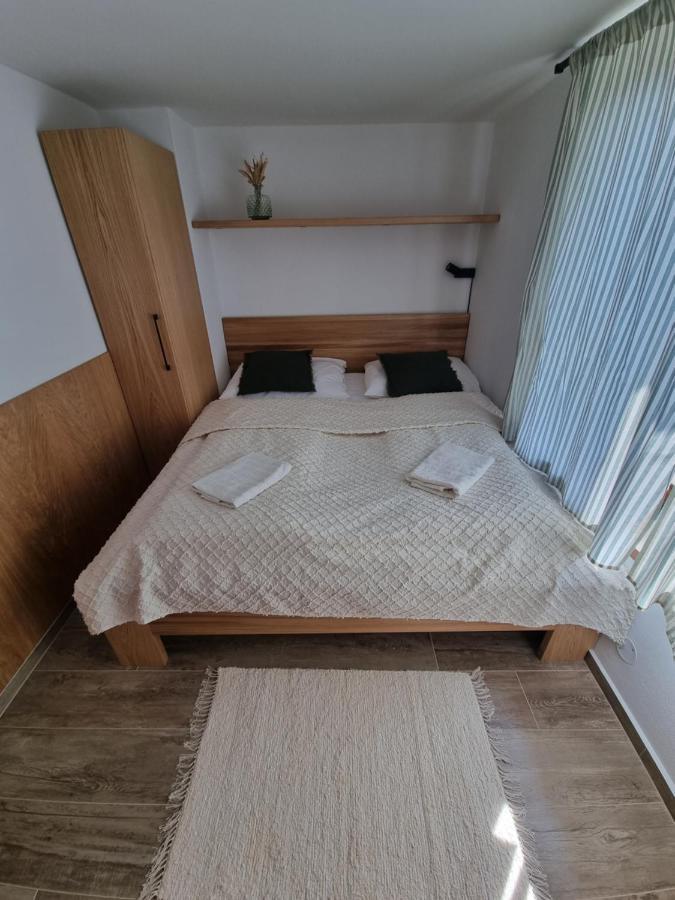 Holiday House Laura Жьяр Екстер'єр фото