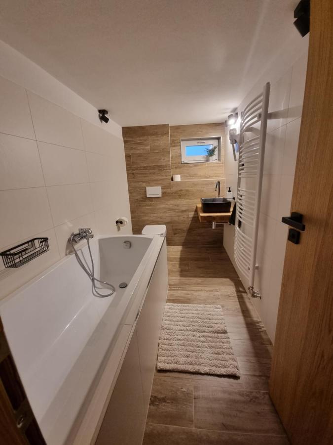 Holiday House Laura Жьяр Екстер'єр фото